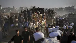 Namun, di lapangan, distribusi bantuan makanan untuk Gaza berhadapan dengan situasi dilematis dan tak semudah yang dibayangkan. (AP Photo/Jehad Alshrafi)