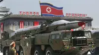 Sebuah rudal diangkut oleh sebuah kendaraan militer di Kim Il-sung Pyongyang pada 27 Juli 2013 (Reuters)