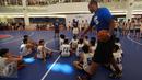 Pebasket NBA dari Tim Golden State Warriors Marreese Speights memberikan pelatihan kepada peserta National Training Camp Jr.NBA Indonesia 2015 di Jakarta, Minggu (30/8/2015). (Liputan6.com/Herman Zakharia)