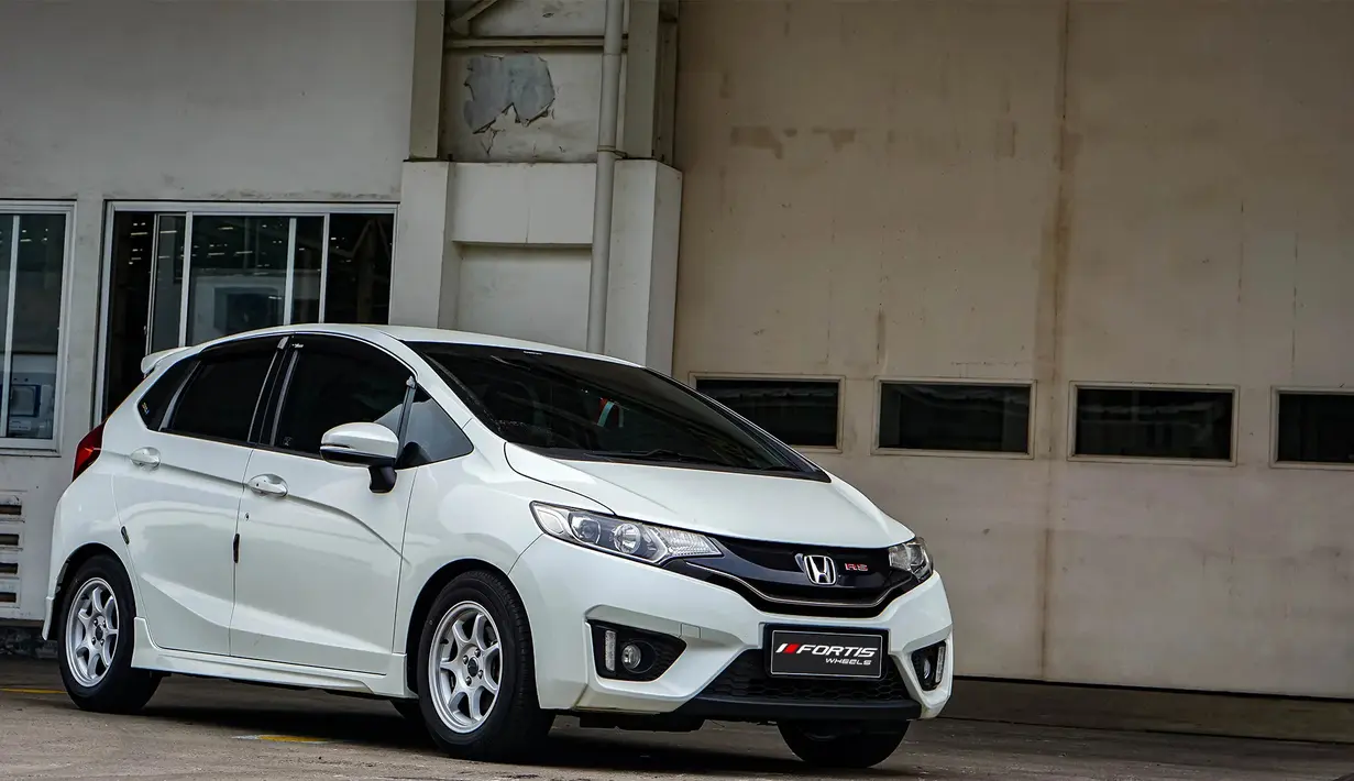 Fortis Wheels by Pako juga menjadi velg lokal yang sudah memiliki cukup banyak tipe. Pako merupakan pabrik velg yang menjadi vendor dari beberapa pabrik mobil di Indonesia. Sertifikasinya pun sudah mendapat sertifikasi-sertifikasi velg kelas dunia. Harganya pun terbilang terjangkau dengan desain-desain yang menarik. (Source: pakowheels.com)