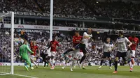 Striker Tottenham Hotspur, Harry Kane,  mencetak gol ke gawang Manchester United  pada laga lanjutan Premier League, di Stadion White Hart Lane, Minggu (14/5/2017). Tottenham Hotspur meraih kemenangan 2-1. (AFP/Ian Kington)