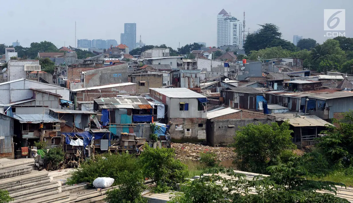 Deretan pemukiman padat di bantaran kali Ciliwung di sekitar kawasan Manggarai, Jakarta, Jumat (6/4). Pemprov DKI Jakarta akan terus berupaya merelokasi warga yang tinggal di bantaran Sungai Ciliwung. (Liputan6.com/Helmi Fithriansyah)