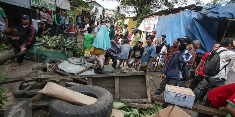 Warga Manggarai Blokir Jalan Tolak Penggusuran