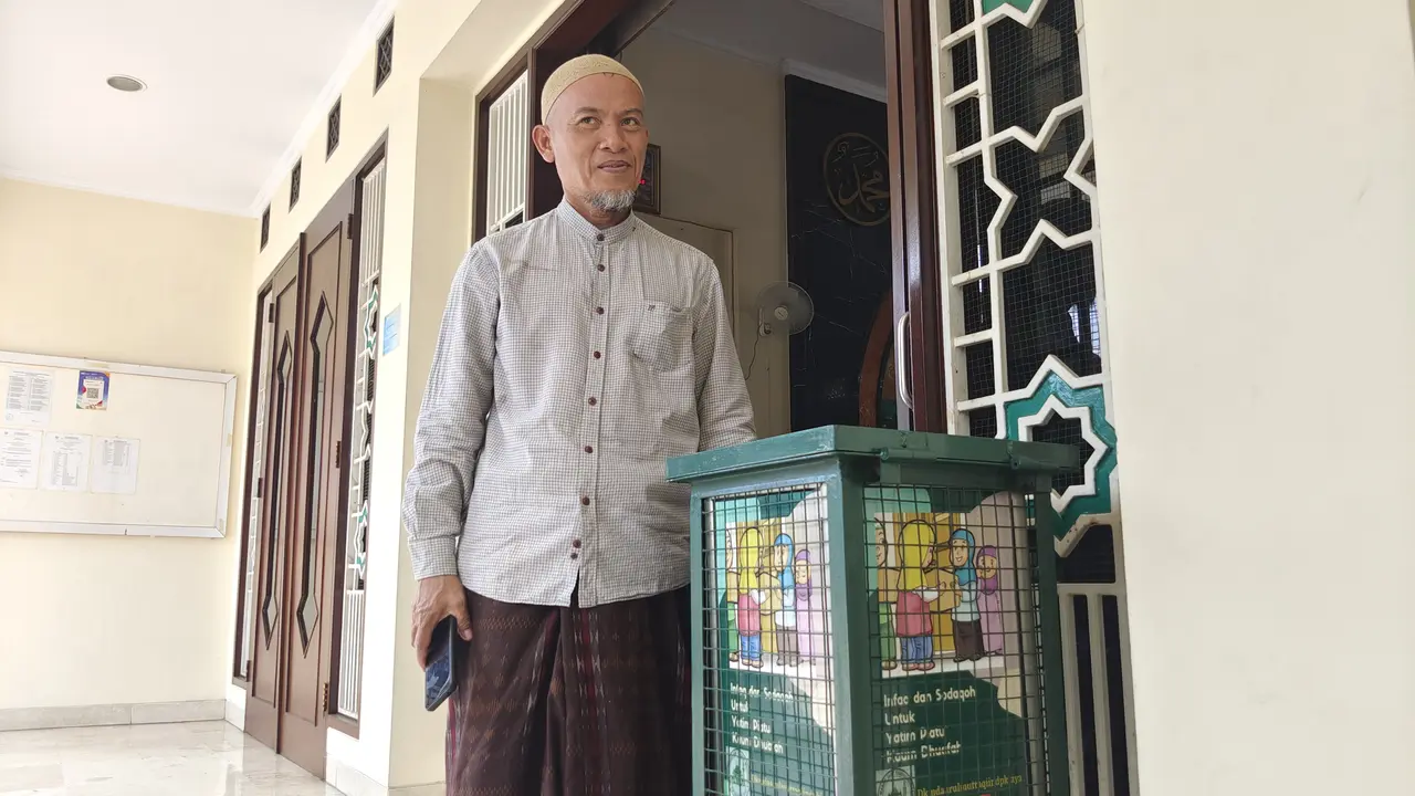 Kotak amal untuk yatim piatu dan dhuafa yang dicuri saat tersimpan di dalam Masjid Jami Daarul Muttaqin, Jalan Camar 1, Depok Jaya, Pancoran Mas, Kota Depok.