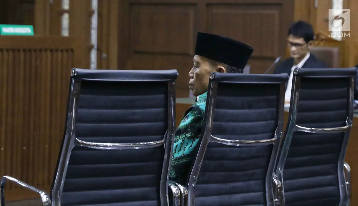 Mantan anggota Komisi XI DPR RI, Amin Santono saat menjalani sidang pembacaan tuntutan di Pengadilan Tipikor, Jakarta, Senin (21/1). Amin terdakwa penerimaan suap terkait pembahasan tambahan anggaran APBN P 2018. (Liputan6.com/Helmi Fithriansyah)