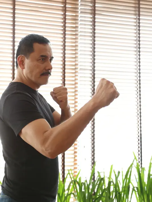 Beberapa tahun silam, Fendy Pradana menjadi pemeran utama film Saur Sepuh. Saat itu, berperan sebagai Brama Kumbara. Kini, dalam versi layar kaca, ia dipercaya sebagai ayahnya Brama yang diperankan oleh Samuel Zylgwyn.(Adrian Putra/Bintang.com)