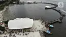 Foto udara menunjukkan keramaian pengunjung di Pantai Karnaval Ancol, Jakarta, Jumat (14/5/2021). Ancol dibuka khusus bagi warga ber-KTP DKI Jakarta dan membatasi jumlah wisatawan dengan kapasitas 30 persen. (Liputan6.com/Johan Tallo)