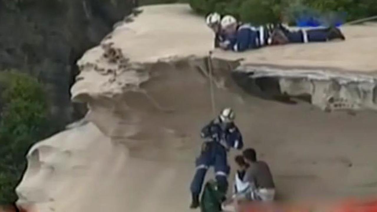 Jendela Dunia: Penyelamatan 2 Pria yang Terjebak di Celah Tebing