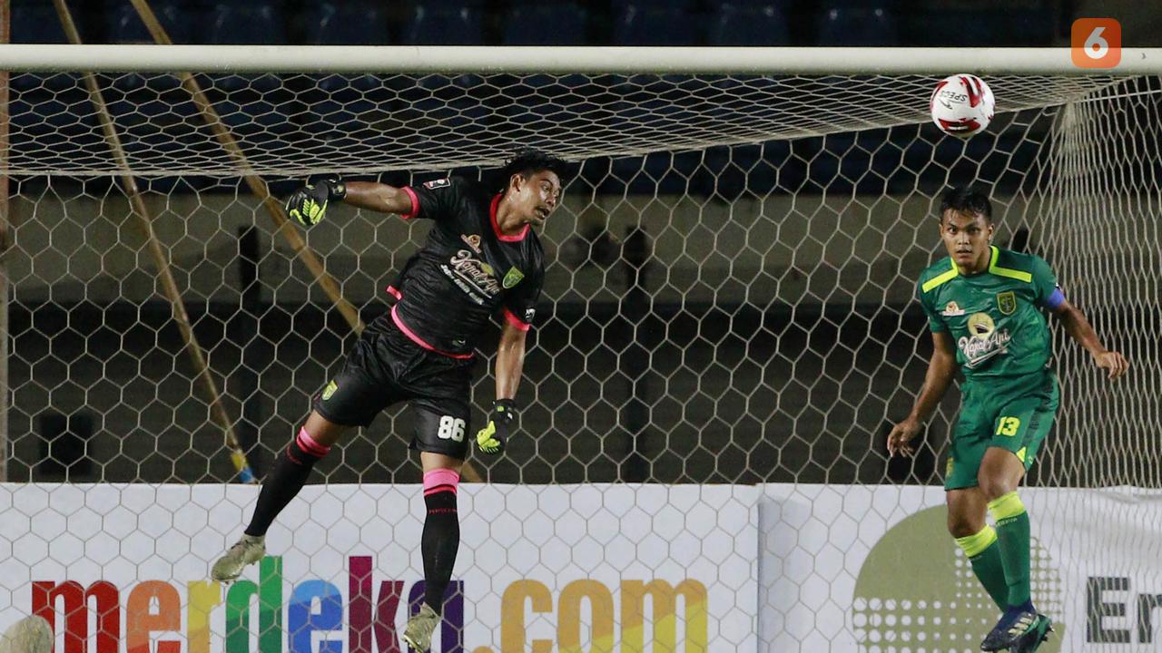 FOTO: Bermain dengan 10 Pemain, Persebaya Sementara Imbangi Persik 0-0 dalam Laga Grup C Piala Menpora 2021 - Satria Tama; Rachmat Irianto