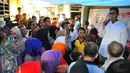 Cawagub DKI Jakarta, Sandiaga Uno menyampaikan visi-misinya dihadapan warga di kawasan Tendean, Jakarta, Sabtu (5/11). Dalam kampanyenya di kawasan itu, Sandiaga berjanji memberdayakan ibu-ibu melalui pembukaan lapangan kerja. (Liputan6.com/Angga Yuniar)