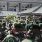 Pangkostrad Letjen Edy Rahmayadi memberikan pengarahan kepada Satgas Pamtas RI-Papua Nugini Yonif Para Raider 330 Kostrad saat pelepasan di Kolinamil TNI AL, Jakarta, Senin (9/5). (Liputan6.com/Faizal Fanani)