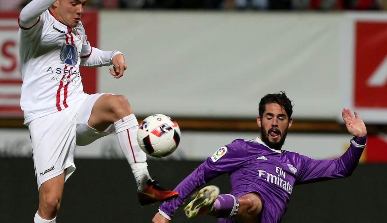 Pemain Real Madrid, Isco, berebut bola dengan pemain Cultural Leonesa, Julen Colinas (kiri), pada leg pertama babak 32 besar Copa del Rey di Reino de Leon, Leon, Rabu (26/10/2016). (AFP/Cesar Manso)