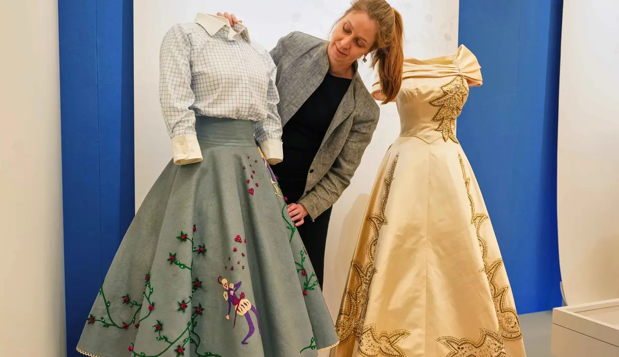 Pameran bertajuk "Queen Elizabeth II: Her Life in Style" telah diumumkan oleh Royal Collection Trust sejak 21 Juli 2025 lalu. Tampak dalam foto, Cecilia Oliver, Konservator Tekstil di Royal Collection Trust, menyesuaikan rok 'Poodle' yang dikenakan pada tahun 1951 oleh Ratu Elizabeth II, yang dipamerkan di pameran 'Queen Elizabeth II: Her Life in Style', di The King's Gallery, Istana Buckingham, London, Inggris, Kamis 9 April 2026. (AP Photo/Kirsty Wigglesworth)