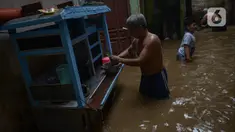 Warga beraktivitas di tengah banjir yang merendam kawasan Kebon Pala, Kampung Melayu, Jakarta Timur, Sabtu (16/7/2022). Banjir itu disebut akibat luapan Kali Ciliwung akibat hujan deras yang mengguyur wilayah Jakarta, Bogor, dan Depok sejak Jumat (15/7/2022) malam hingga Sabtu pagi. (merdeka.com/Imam Buhori)