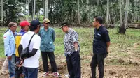 Warga Desa Tilote, Kabupaten Gorontalo saat mengaspirasikan jalan rusak ke Pemerintah. Dok.Ist (Arfandi Ibrahim/Liputan6.com)