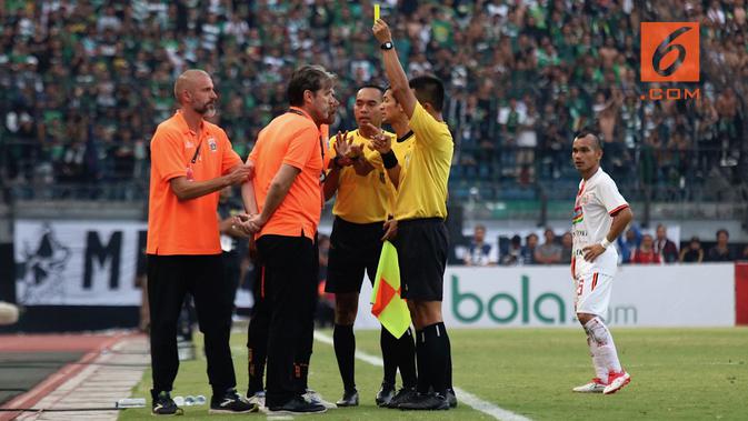 Pelatih Persija Jakarta, Julio Banuelos, mendapat kartu kuning saat mendampingi timnya melawan Persebaya Surabaya di Stadion Gelora Bung Tomo, Surabaya, Sabtu (24/8/2019). (Bola.com/Aditya Wany)