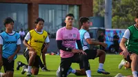 Penjaga gawang Bali United Fitrul Dwi Rustapa saat sesi latihan perdana di Bali United Training Center pada Selasa (2/6/2024). (Bola.com/Alit Binawan)