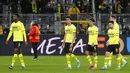 Para pemain Borussia Dortmund meninggalkan lapangan setelah kalah dari Rangers pada pertandingan sepak bola Liga Europa di Dortmund, Jerman, 17 Februari 2022. Borussia Dortmund kalah 2-4. (AP Photo/Martin Meissner)