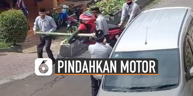 VIDEO: Aksi Bapak-Bapak Pindahkan Motor Bikin Geleng-Geleng