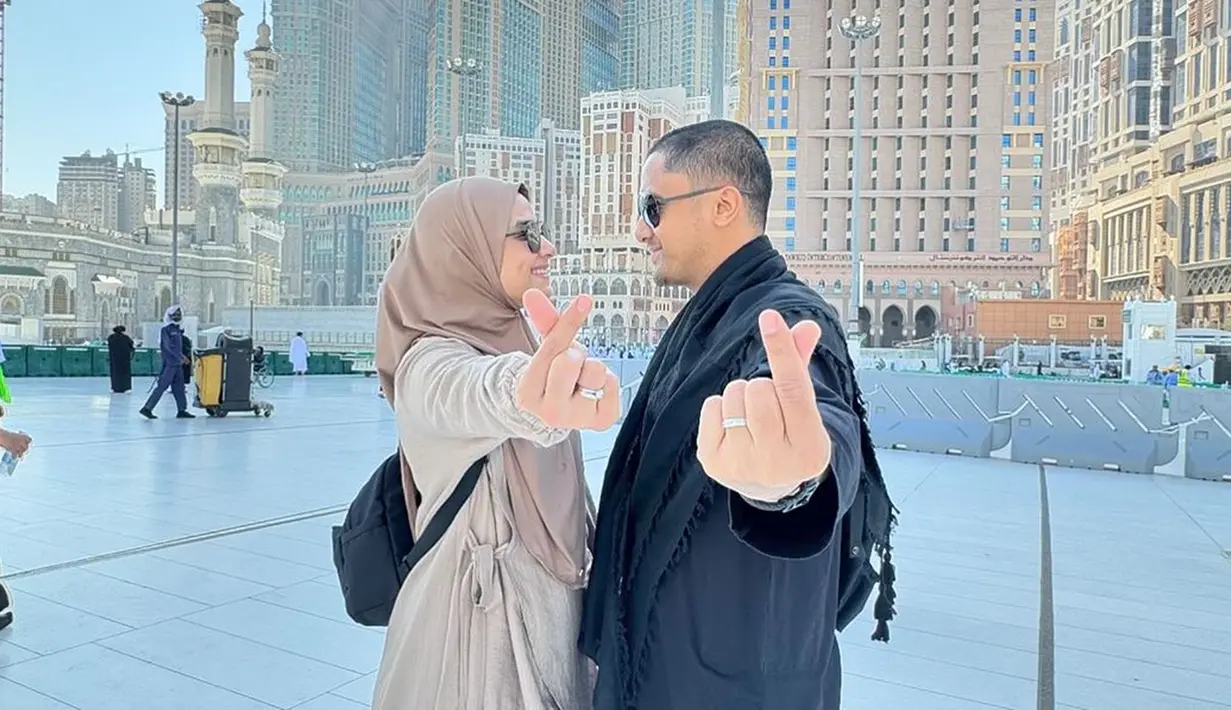 Salah satu momen Sonya Fatmala mendampingi sang suami ialah saat menghadiri kondangan warga Bandung Barat. Momen keduanya hadir di pernikahan warga pun sering curi perhatian netizen.(Liputan6.com/IG/@hengkykurniawan)