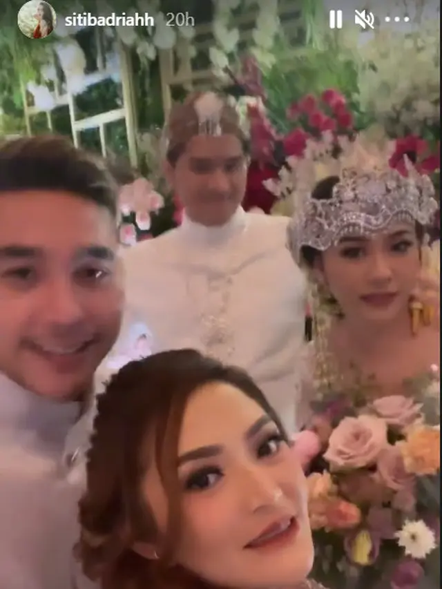 6 Potret Penampilan Siti Badriah di Pernikahan Adik Ipar, Kompak Pakai Sarimbit