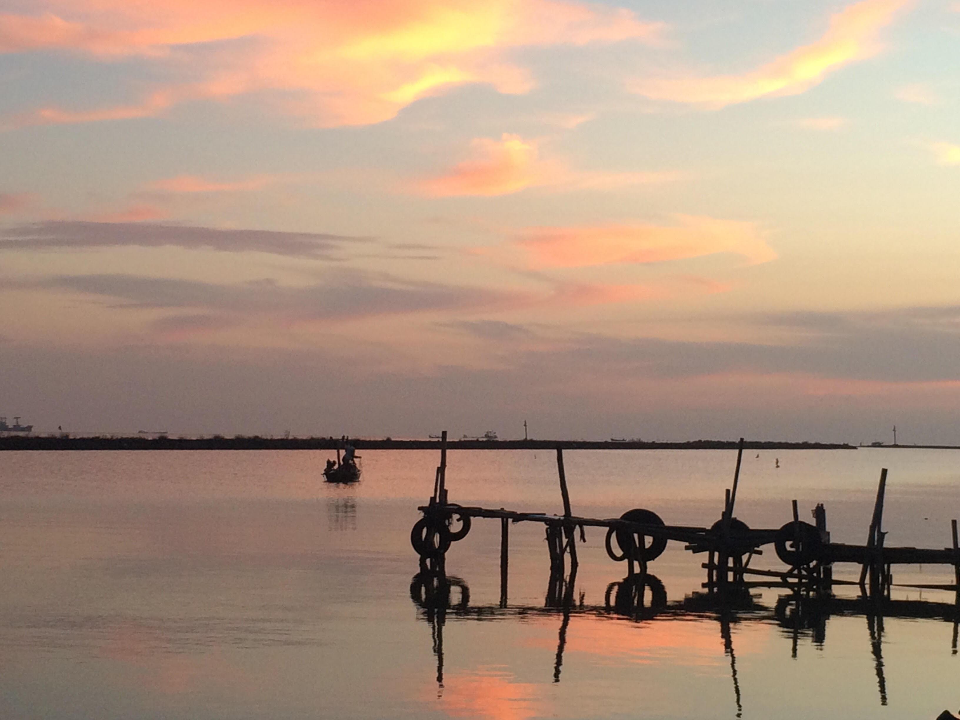 Matahari Pagi Mengintip Di Pantai Kejawanan Cirebon Regional