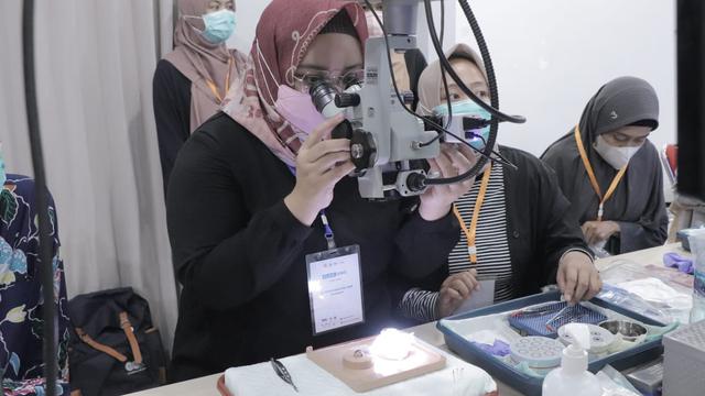 Para dokter spesialis mata saat melakukan praktik Claw Lens untuk atasi komplikasi pada saat Operasi Katarak. (Istimewa)