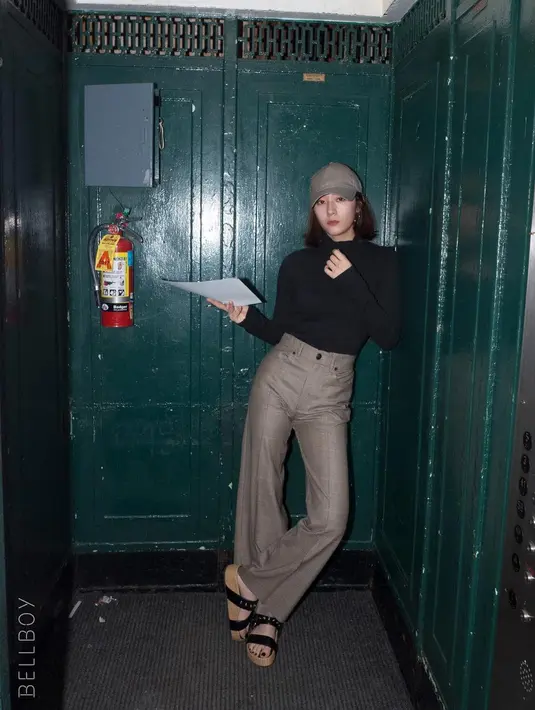 Jika diberi waktu tinggal selama satu tahun, Krsytal tetap memilih untuk tinggal di Amerika. "Satu tahun itu waktu yang lama, aku akan memilih Amerika. Untuk satu bulan aku memilih Eropa," jawabnya. (Foto: instagram.com/vousmevoyez)