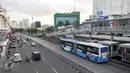Bus Transjakarta melintas di Jalan Hayam Wuruk, Jakarta, Sabtu (7/1). PT Transjakarta tambah 2.000 unit bus, sehingga pada akhir tahun 2017 jumlah bus yang dimiliki bisa mencapai 3.300 unit. (Liputan6.com/Yoppy Renato)
