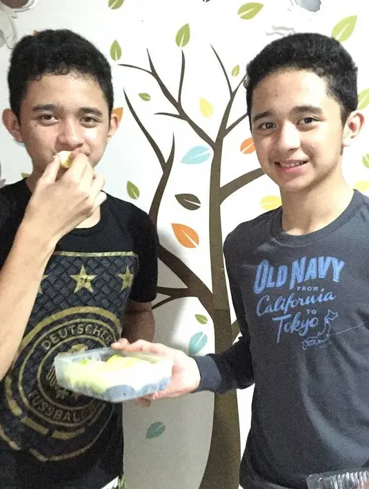 Hampir tak terlihat lagi di dunia hiburan tanah air, ternyata si kembar yang kini tampan banget sudah lulus SMA. Kabarnya, mereka akan melanjutkan pendidikannya di salah satu perguruan tinggi swasta di Jakarta. (Instagram/nakula_sadewa_now)