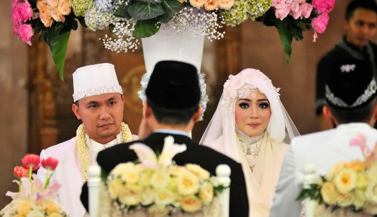 Nuri Maulida dan Pandu Kesuma Dewangsa saat menjalani prosesi ijab kabul di Masjid Al-Ittihaad, Jakarta, Minggu (9/11/2014). (Liputan6.com/Panji Diksana)