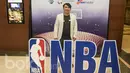 Selebritis Augie Fantinus menghadiri jumpa pers pengumuman kerjasama antara EMTEK dan NBA di Plaza Senayan, Jakarta, Rabu (3/5/2017). (Bola.com/Vitalis Yogi Trisna)