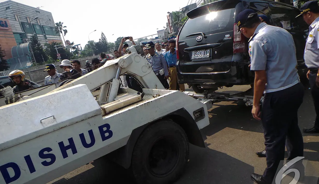 Dinas Perhubungan DKI Jakarta menarik retribusi Rp 500.000 per hari untuk tiap kendaraan yang diderek, Jakarta, Senin (8/9/2014) (Liputan6.com/Faizal Fanani)