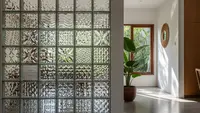 Cara Menata Glassbox Rumah Biar Rapi dan Cantik Maksimal, Cocok untuk Hunian Modern
