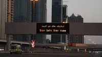 Sebuah ambulans melintasi Jalan Sheikh Zayed 12 yang sepi di Dubai, Uni Emirat Arab, Minggu (5/4/2020). Selama lockdown, warga Dubai dilarang meninggalkan rumah kecuali untuk urusan mendesak dan penting. (AP Photo/Jon Gambrell)