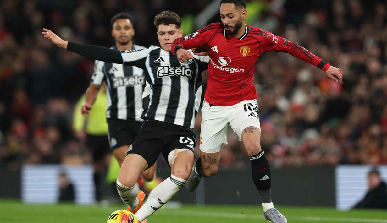 Hasil ini membuat Manchester United bangkit dari hasil negatif setelah kalah dari Aston Villa 1-2 di laga Liga Inggris sebelumnya. Tampak dalam foto, gelandang Newcastle United asal Inggris, Lewis Miley (kiri) berduel dengan striker Manchester United asal Brasil, Matheus Cunha pada lanjutan Liga Primer Inggris di Stadion Old Trafford, pada 26 Desember 2025 waktu setempat atau Sabtu (27/12/2025) dini hari WIB. (Darren Staples/AFP)