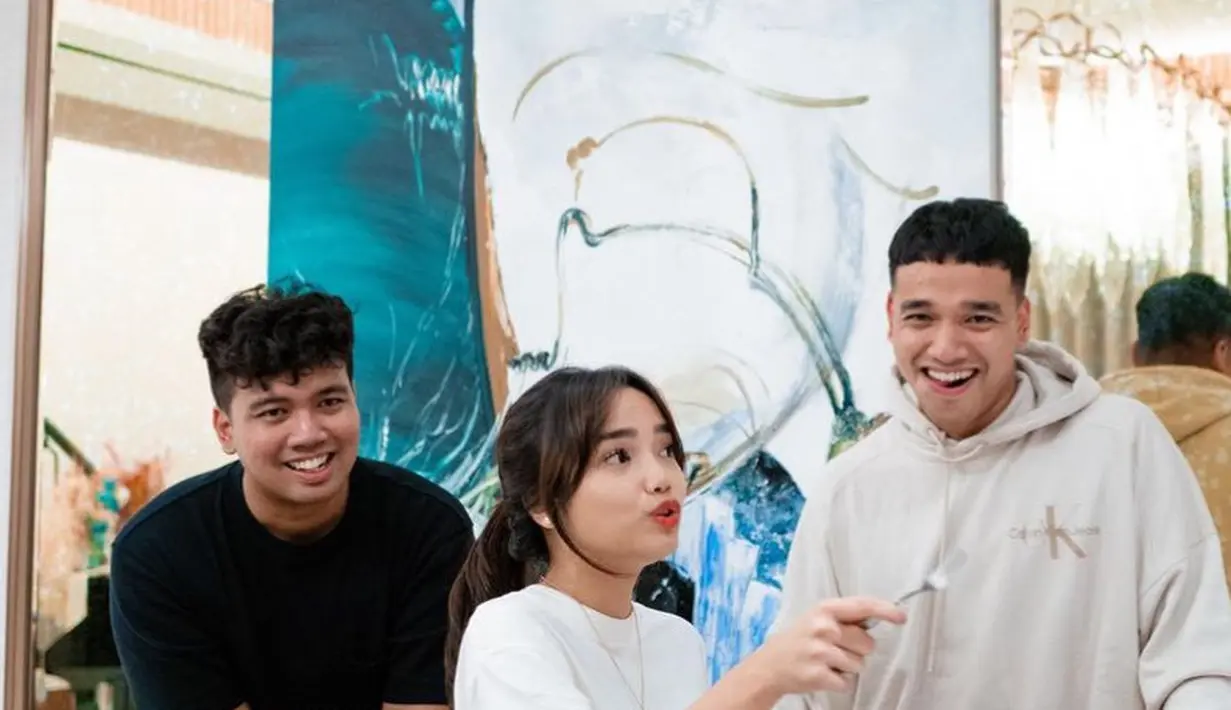 Rambutnya pun diikat ke belakang, dengan poni panjang yang membingkai wajahnya.  [@fuji_an]