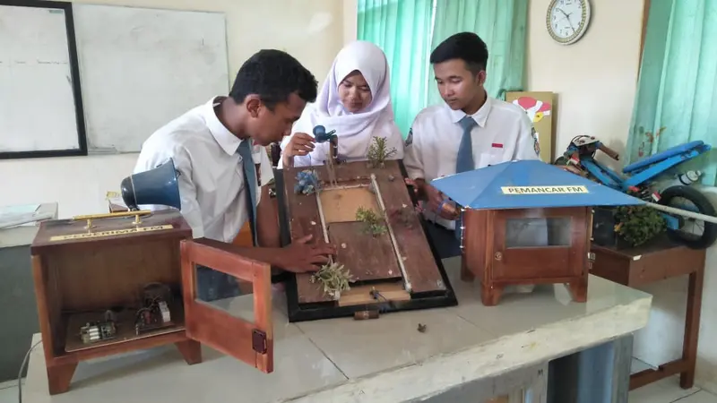 Siswa mempelajari sistem kerja alat pendeteksi longsor atau EWS berpemancar FM karya Guru SMK N 2 Bawang, Banjarnegara. (Foto: Liputan6.com/Wasis untuk Muhamad Ridlo)