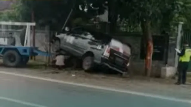 Satlantas Polres Situbondo mengevakuasi mobil Toyota Innova yang ditumpangi vokalis grup band D'Masiv yang mengalami kecelakaan tunggal di Jalan Raya Asembagus, Situbondo. (Istimewa)