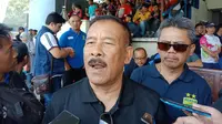 Manajer Persib Bandung Umuh Muchtar geram dengan insiden penyerangan terhadap bus tim Maung Bandung usai menjalani pertandingan melawan Tira Peesikabo. (Liputan6.com/Huyogo Simbolon)