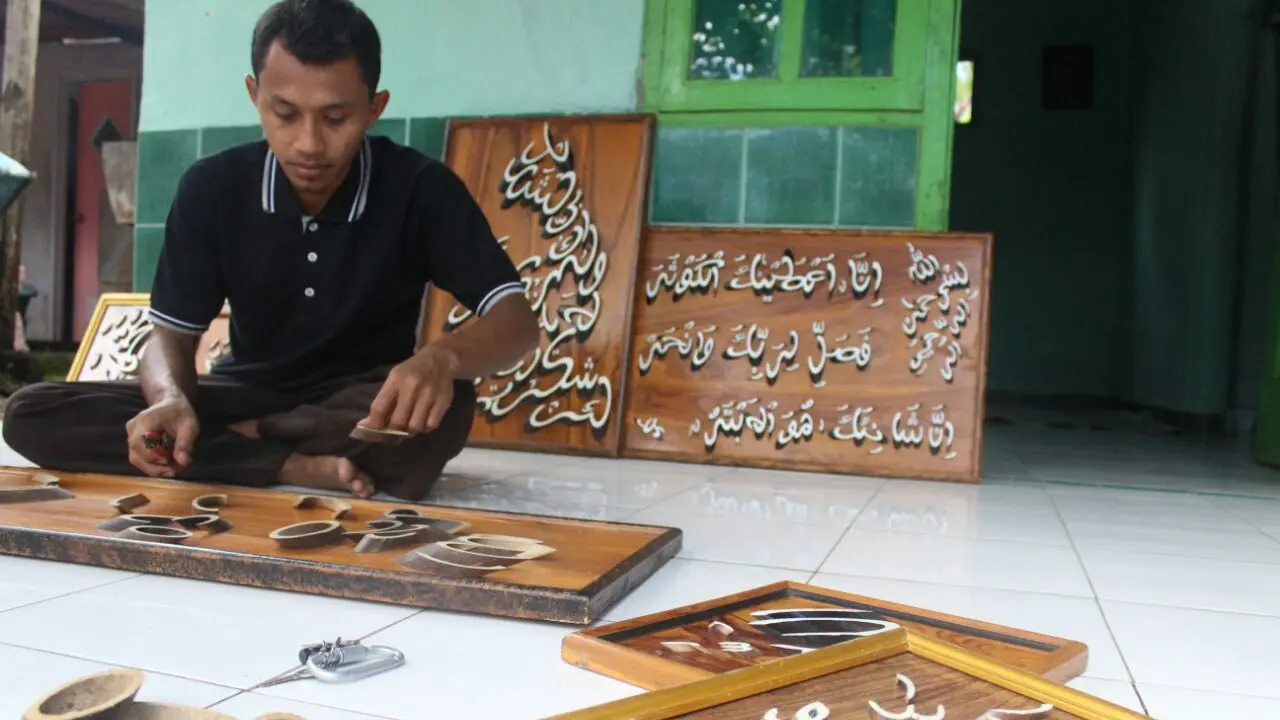 Cantiknya Kaligrafi 3 Dimensi Berbahan Sisa Potongan Bambu