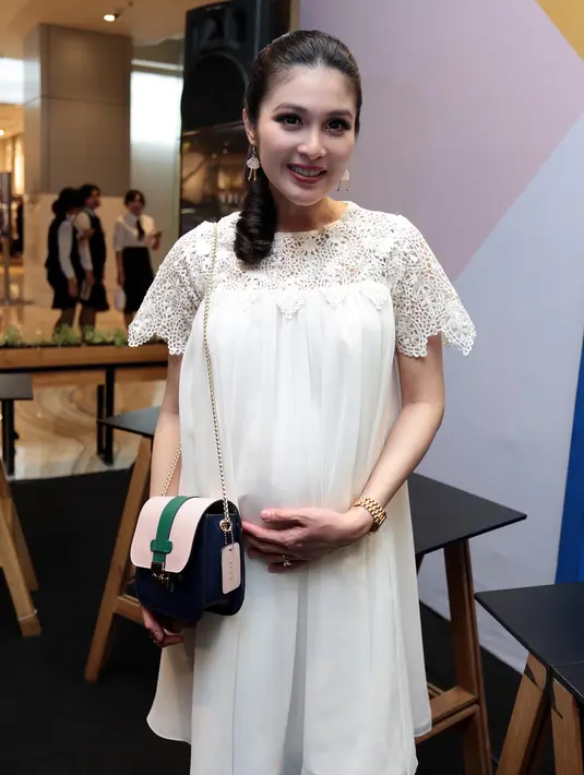 "Selama hamil aku pikir aku tuh mungkin enggak terlalu banyak syuting, makanya aku bikin bisnis banyak sekali," ucap Sandra Dewi di Grand Indonesia, Jakarta Pusat, Senin (23/10/2017). (Deki Prayoga/Bintang.com)