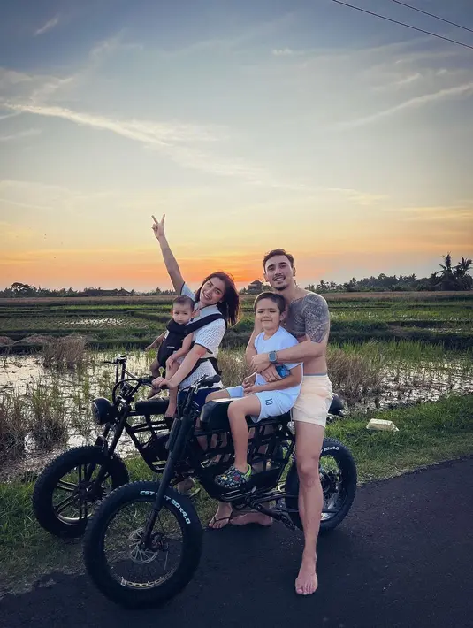 Keseruan Jessica Iskandar, Vincent Verhaag dan kedua putranya bermain sepeda di tepi sawah. (Foto: https://www.instagram.com/p/Cs9-Xv0vy9C/)