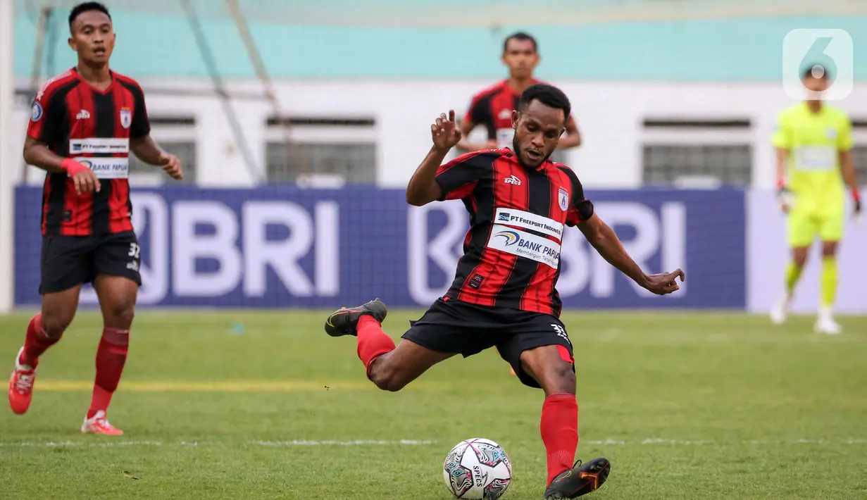 Penyerang Persipura Gunansar Papua Mandowen mencoba mencetak gol dari luar kotak penalti dalam laga pekan kedua BRI Liga 1 2021/2022 antara Persela Lamongan melawan Persipura Jayapura di Stadion Wibawa Mukti, Cikarang, Jumat (10/9/2021). Persela menang 1-0. (Bola.com/Bagaskara Lazuardi)
