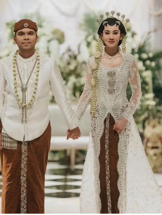 Aaliyah Massaid baru saja resmi dipersunting oleh Thariq Halilintar. Untuk momen sakralnya ini, Aaliyah Massaid memilih dua adat, yaitu Jawa dan Minang. [Foto: Instagram/rikawirtjes]

2.