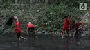 Sejumlah anak-anak mencari belut di anak kali menteng, Jakarta, Selasa (8/6/2021). Ruang bermain anak-anak di Jakarta kian terbatas. Terbatas lahan bermain membuat anak-anak Jakarta bermain ditempat yang tak semestinya demi mencari kesenangan. (Liputan6.com/Faizal Fanani)