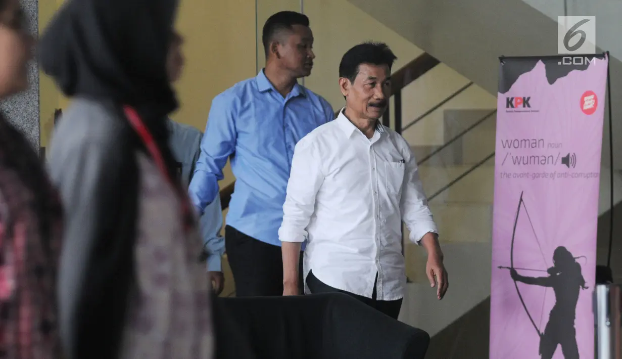 Bupati Solok Selatan Muzni Zakaria (kanan) usai menjalani pemeriksaan di Gedung KPK, Jakarta, Kamis (5/9/2019). Muzni Zakaria diperiksa sebagai tersangka terkait kasus dugaan korupsi pengadaan barang dan jasa di Kabupaten Solok Selatan. (merdeka.com/Dwi Narwoko)