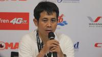 Joko Susilo saat sesi konferensi pers seusai pertandingan melawan Mitra Kukar. Pelatih Arema ini kecewa timnya hanya finis di peringkat ke-3. (Bola.com/Erwin Fitriansyah)