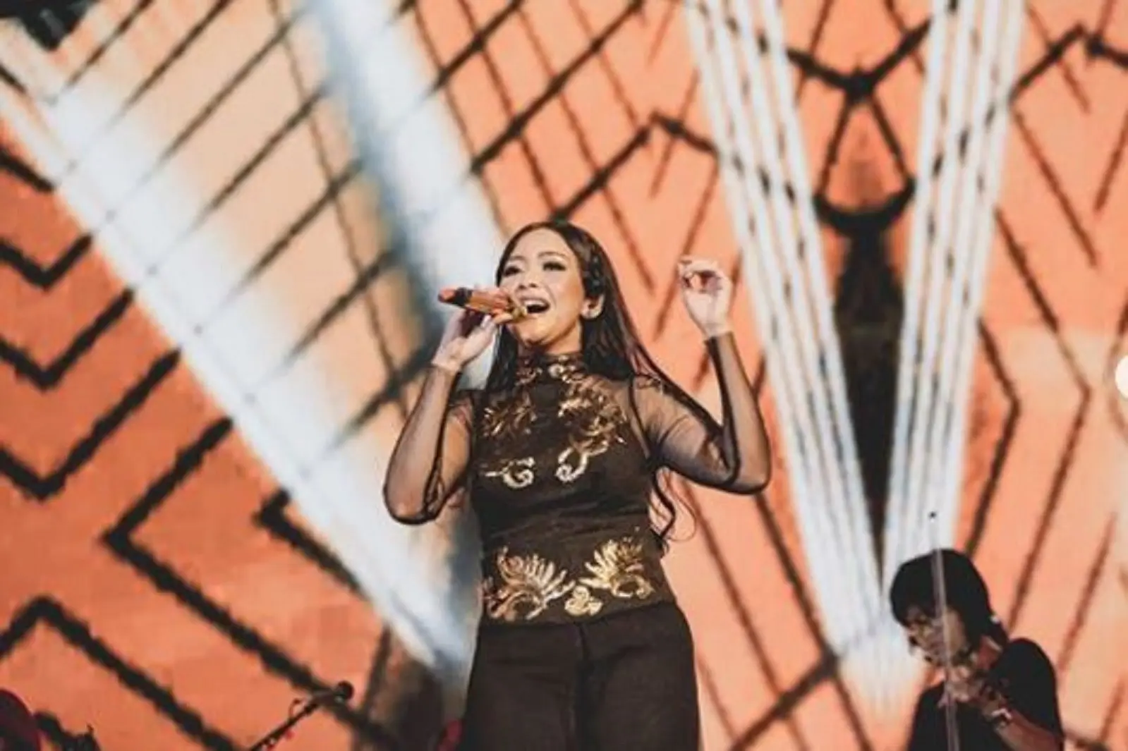 Maia Estianty saat tampil di Lampung (Instagram/@maiaestiantyreal)