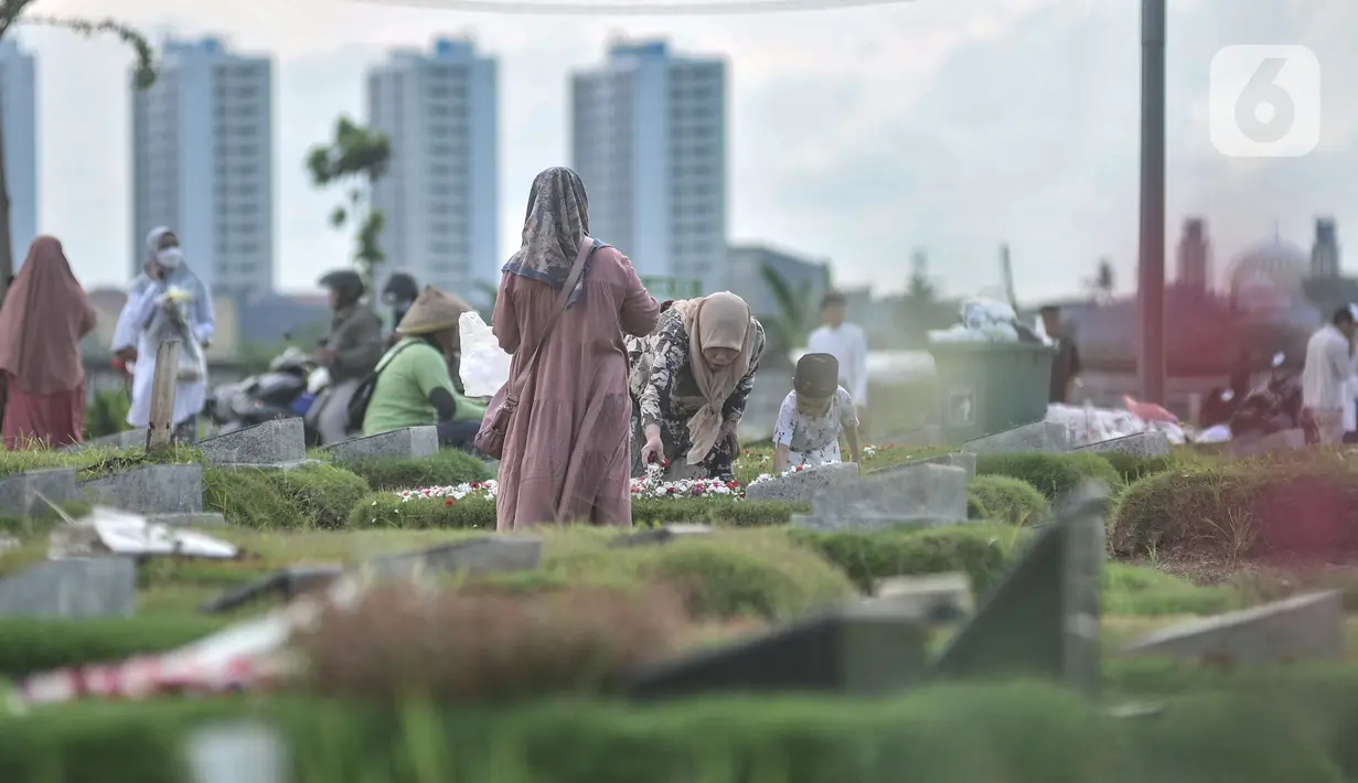 Jelang Ramadhan, banyak pemakaman dipadati warga. (merdeka.com/Iqbal S. Nugroho)